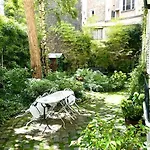 2-Bedroom Garden Flat In The Marais By Seine River